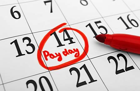 Kalender mit rot eingekreister 14 und dem Wort Payday, daneben ein Marker